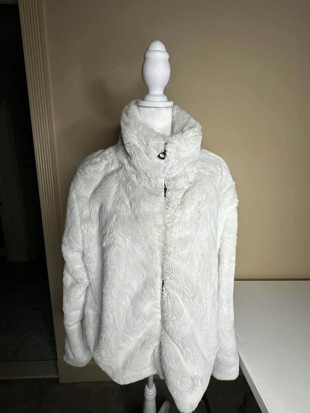 Dylan Faux Fur Jacket Size L White Mock Neck Full Zip Fleece